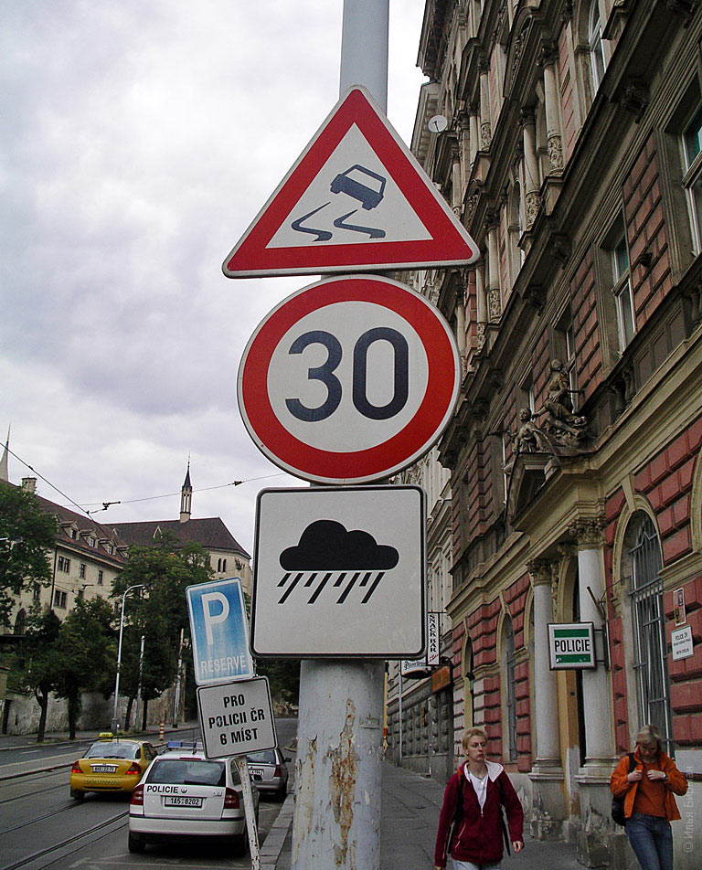 Знак «скользкая дорога» сразу же показывает наиболее неприятный вариант развития событий