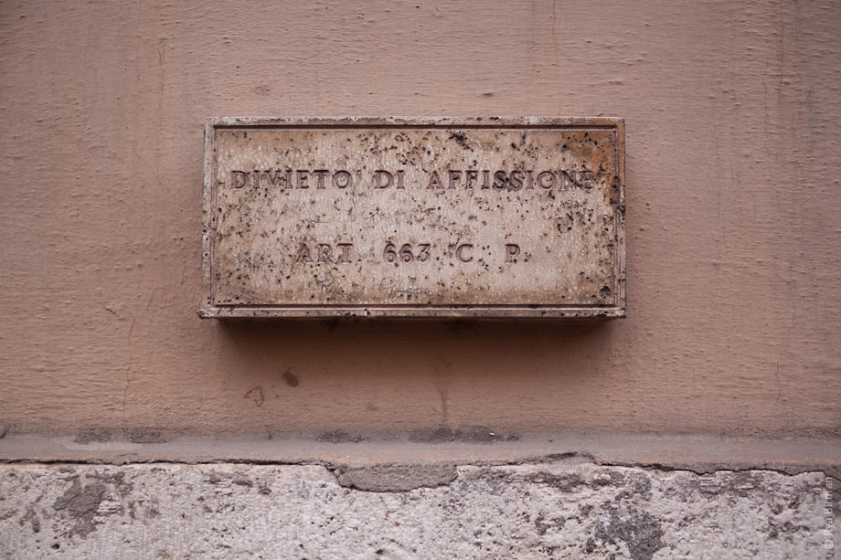 В Риме прекрасно запрещено расклеивать афиши