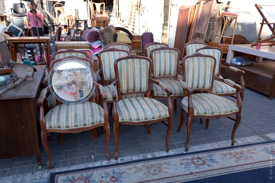 Десять стульев на блошином рынке в Яффе рядом с Тель-Авивом