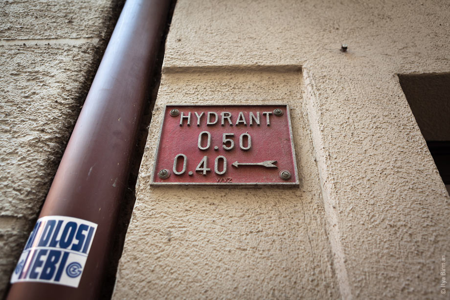 Красивейшая табличка про расположение гидранта в Цюрихе